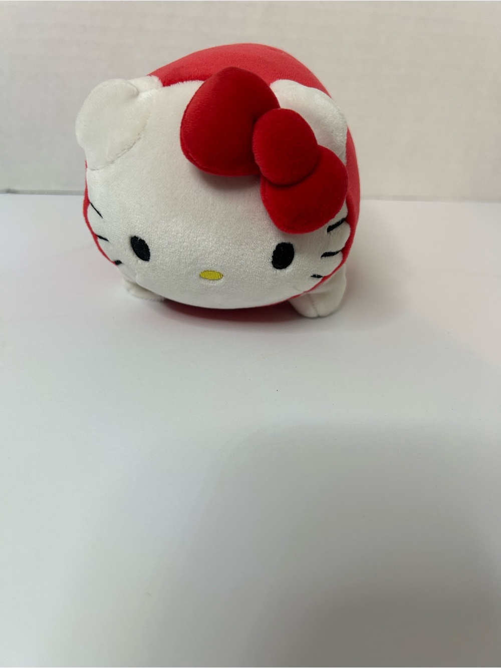 Sanrio Hello Kitty Laying down plush OFFICIAL Las Vegas Red White Circled Touris